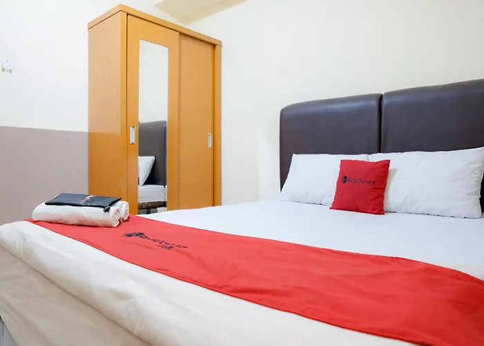 RedDoorz @ Jalan Biak Roxy Jakarta